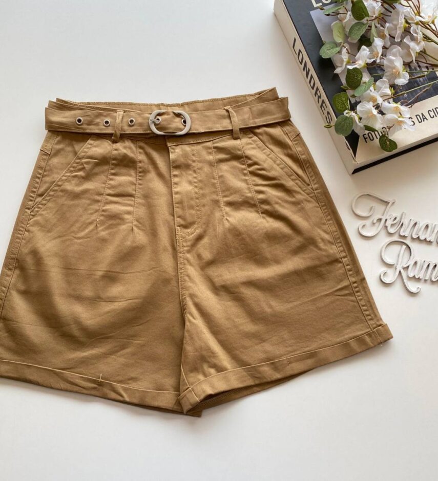 Short Feminino com Cinto e Detalhe em Pregas Caqui - Fernanda Ramos Store