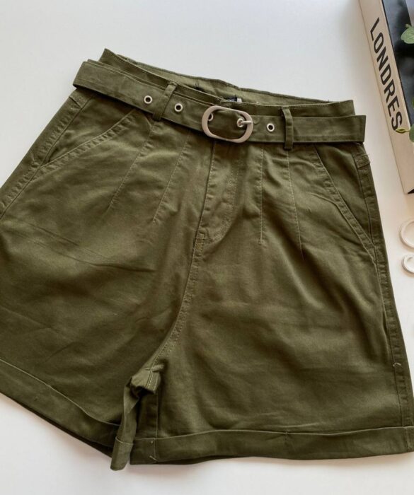 Short Feminino com Cinto e Detalhe em Pregas Verde Militar - Fernanda Ramos Store