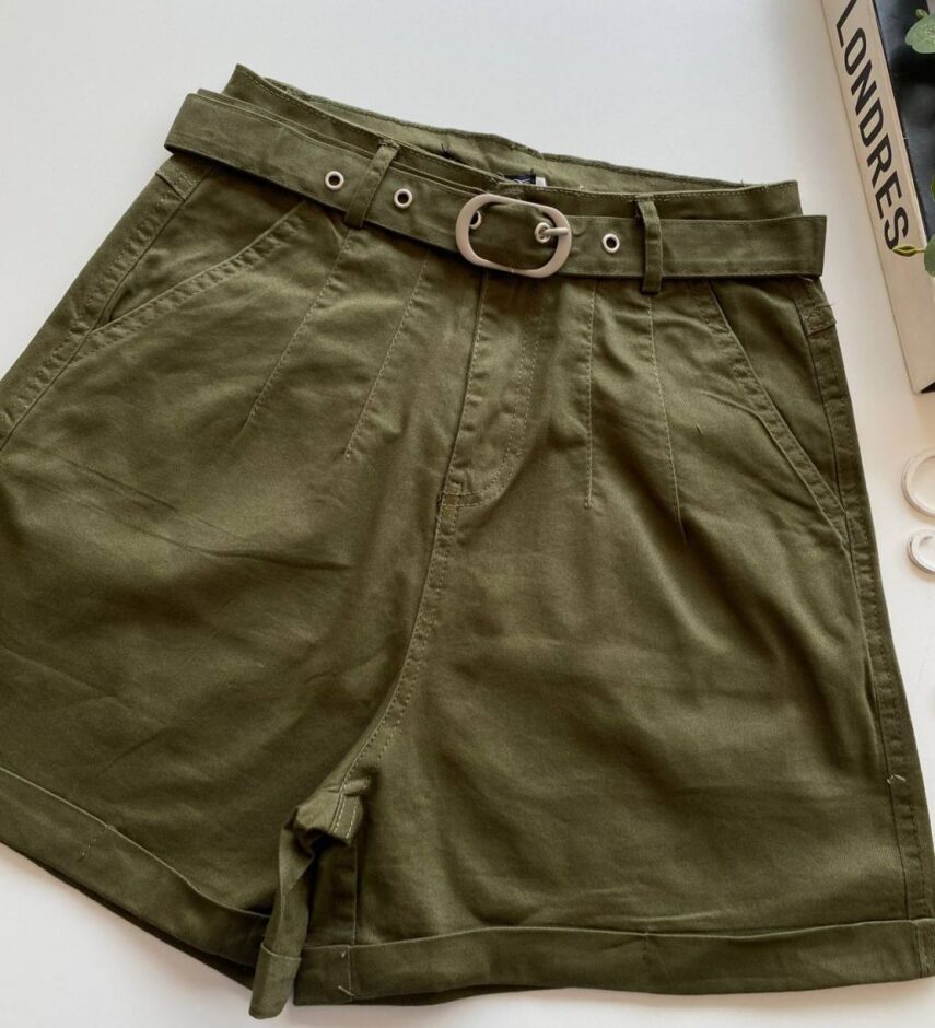 Short Feminino com Cinto e Detalhe em Pregas Verde Militar - Fernanda Ramos Store