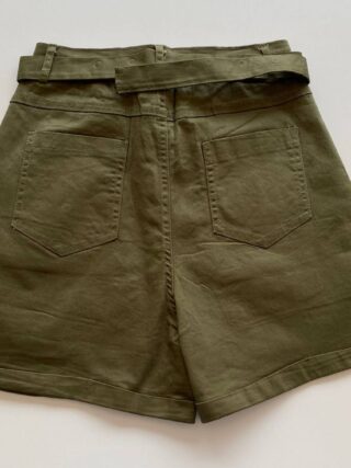 Short Feminino com Cinto e Detalhe em Pregas Verde Militar - Fernanda Ramos Store