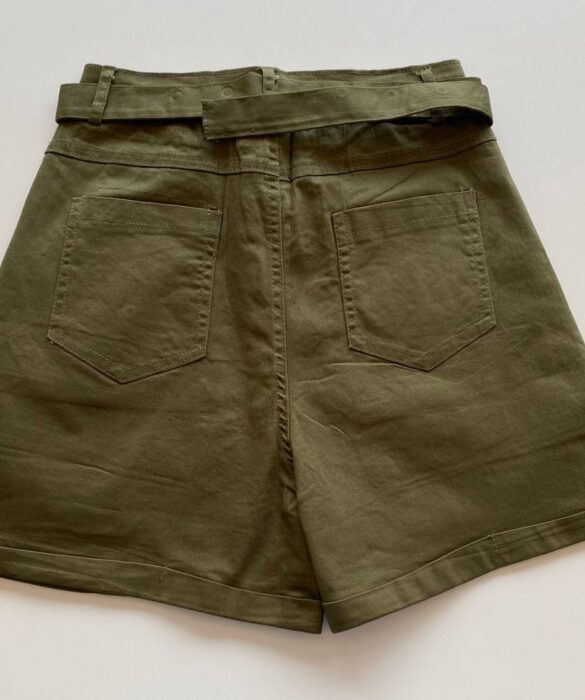 Short Feminino com Cinto e Detalhe em Pregas Verde Militar - Fernanda Ramos Store