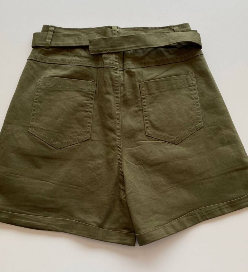 Short Feminino com Cinto e Detalhe em Pregas Verde Militar - Fernanda Ramos Store