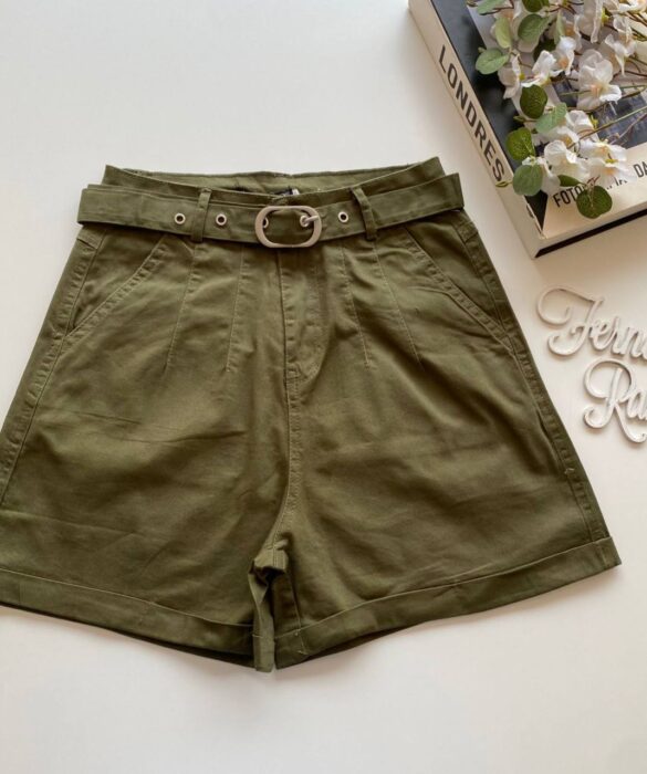 Short Feminino com Cinto e Detalhe em Pregas Verde Militar - Fernanda Ramos Store