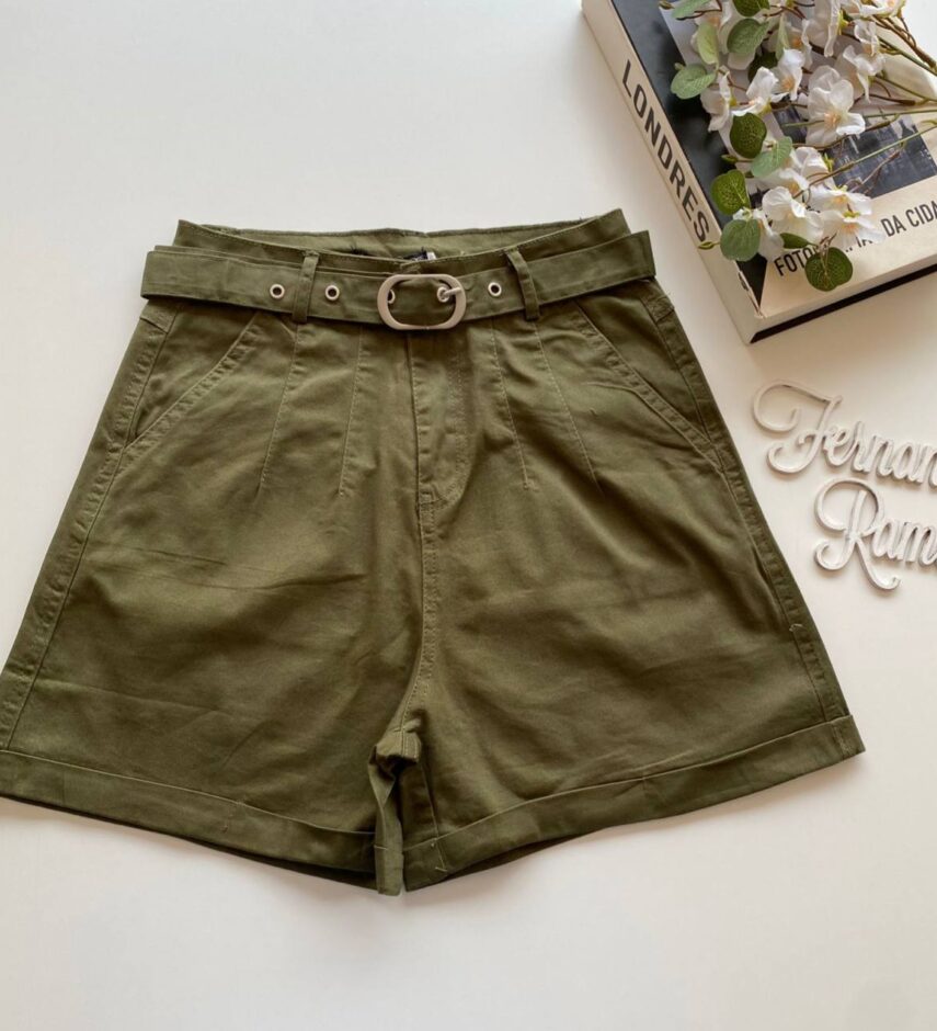 Short Feminino com Cinto e Detalhe em Pregas Verde Militar - Fernanda Ramos Store