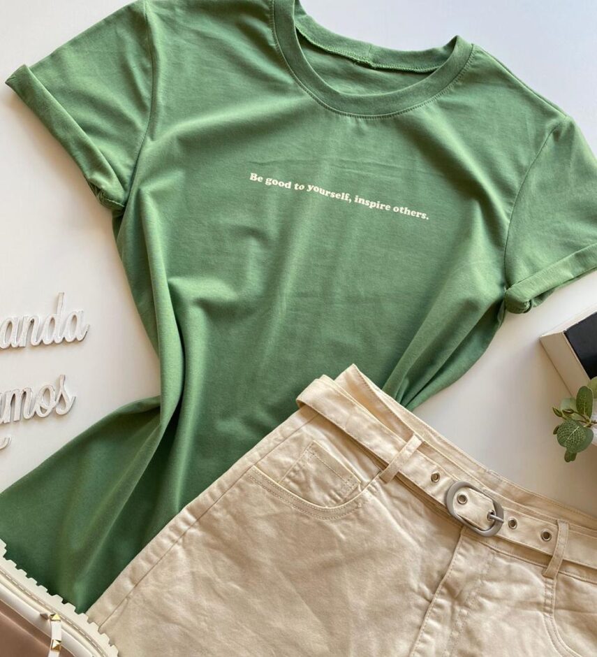 T-shirt Manga Curta Feminina Be Good To Yourself Verde Oliva - Fernanda Ramos Store