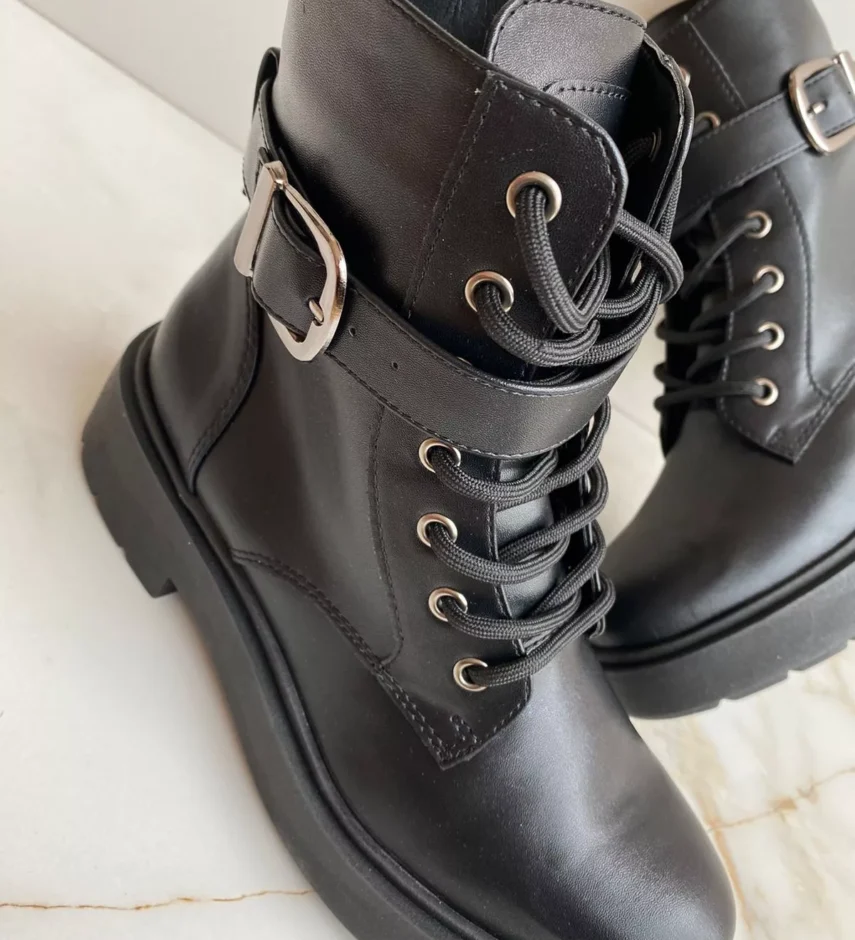 Bota Coturno Feminina Preta com Cadarço e Fivela - Fernanda Ramos Store