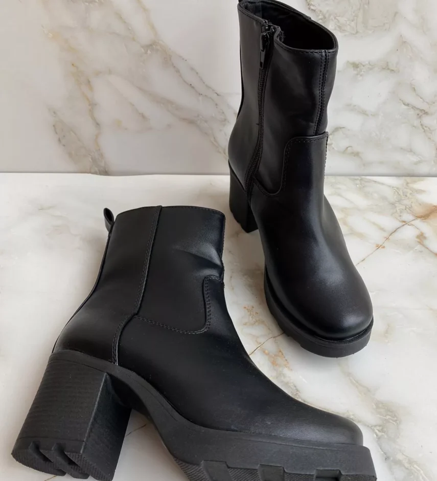 Bota Feminina Cano Médio Preta com Salto - Fernanda Ramos Store