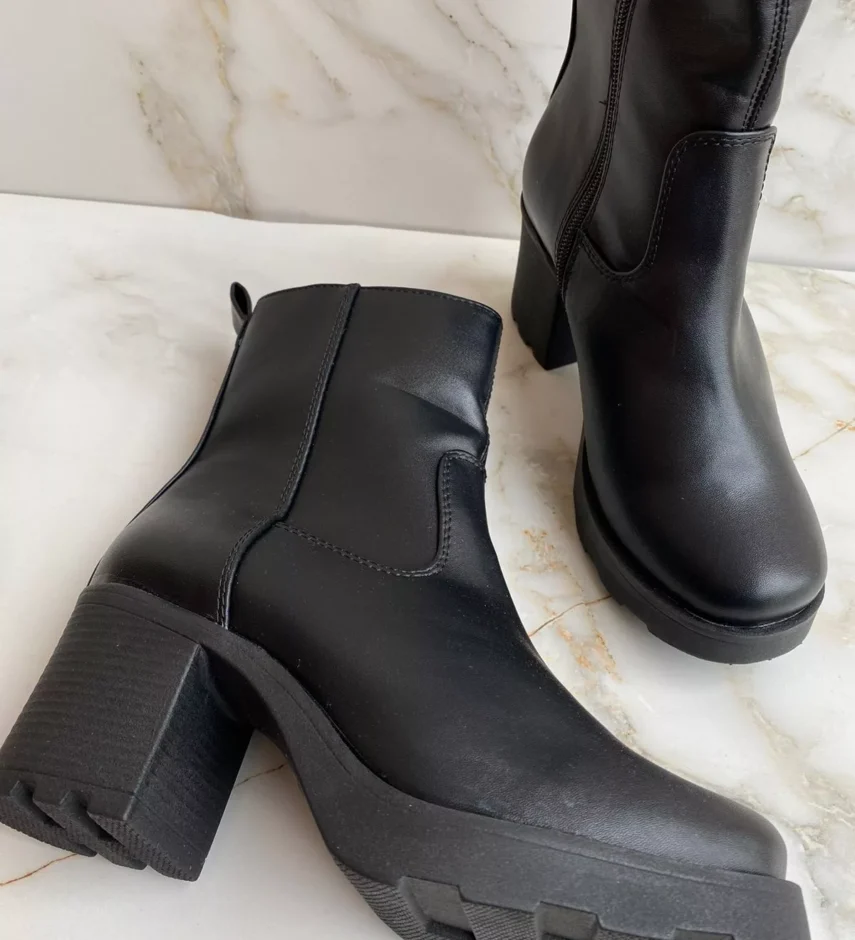 Bota Feminina Cano Médio Preta com Salto - Fernanda Ramos Store