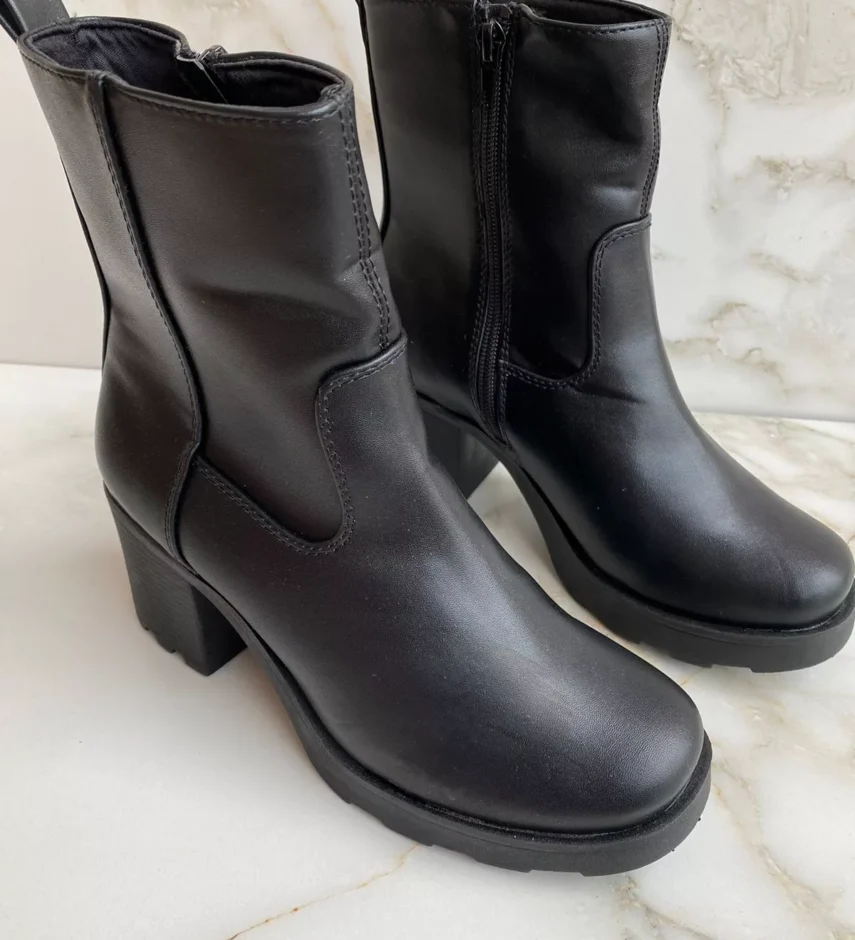 Bota Feminina Cano Médio Preta com Salto - Fernanda Ramos Store