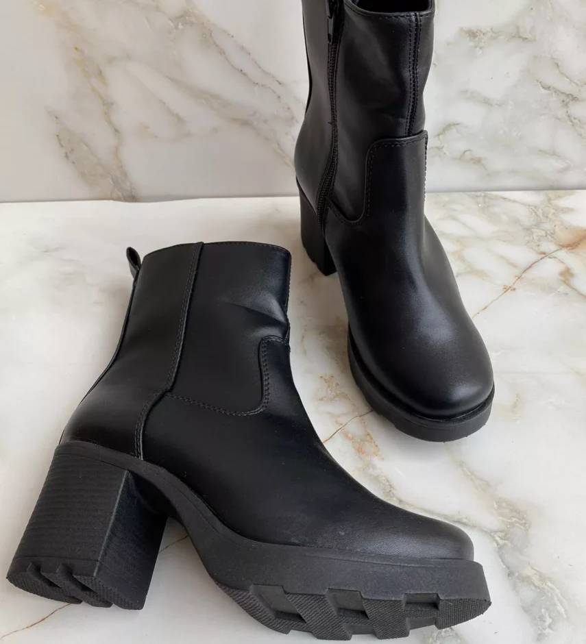 Bota Feminina Cano Médio Preta com Salto - Fernanda Ramos Store