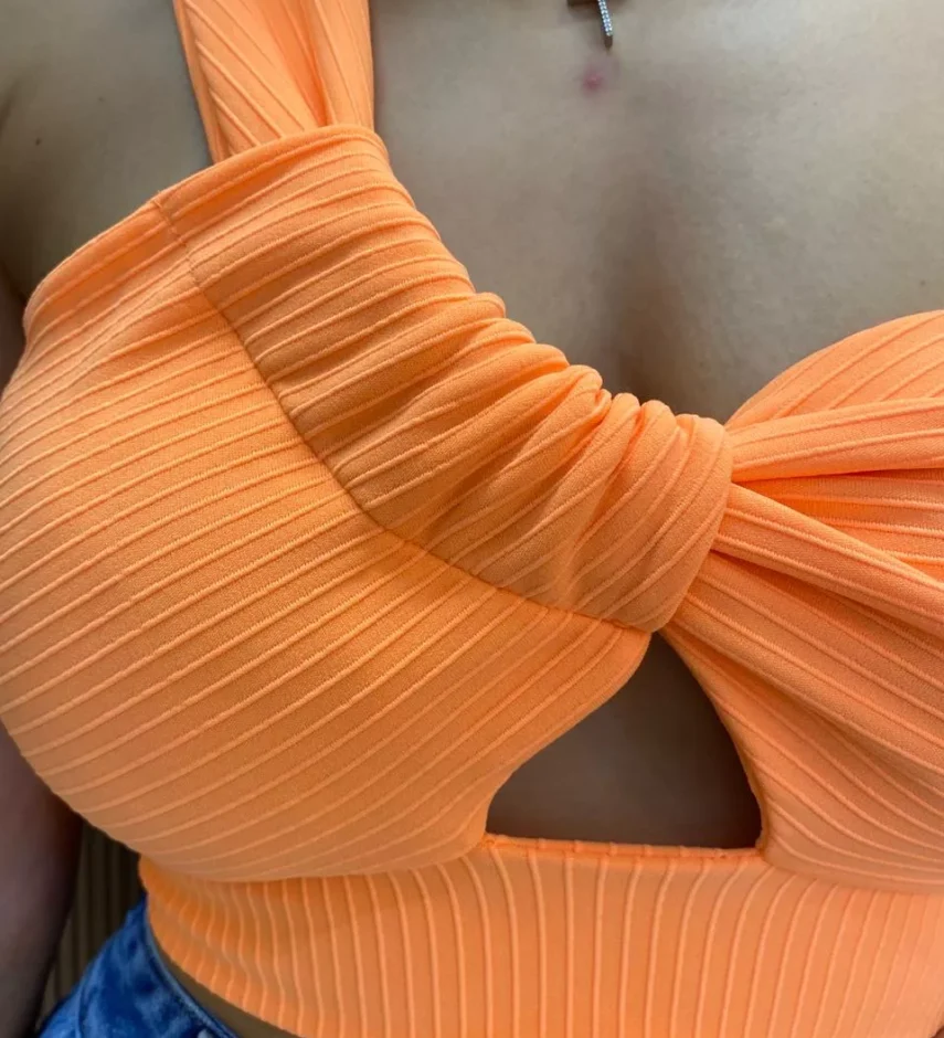 Cropped Feminino Canelado com Bojo e Abertura Nula Manga Laranja - Fernanda Ramos Store