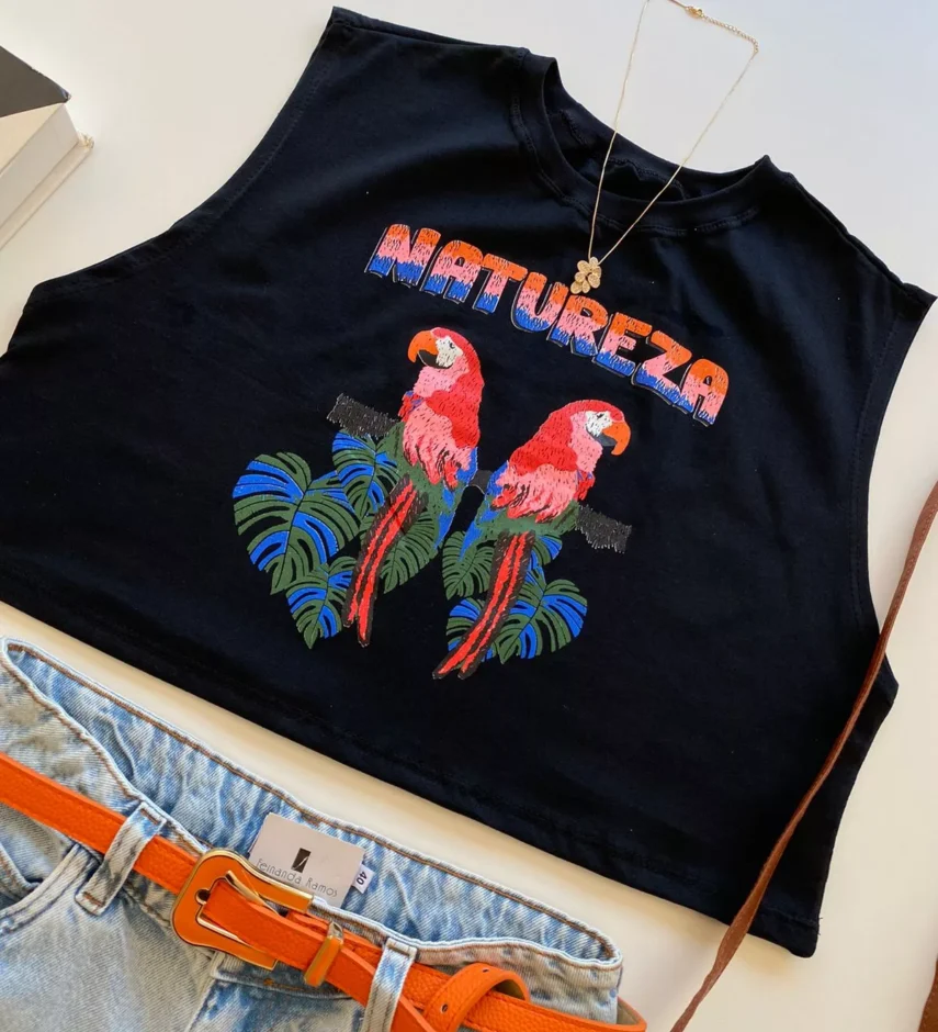 Cropped Regata sem Bojo Preto Estampado com Araras - Fernanda Ramos Store