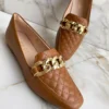 Mocassim Feminino Bico Quadrado Caramelo com Detalhe Dourado - Fernanda Ramos Store