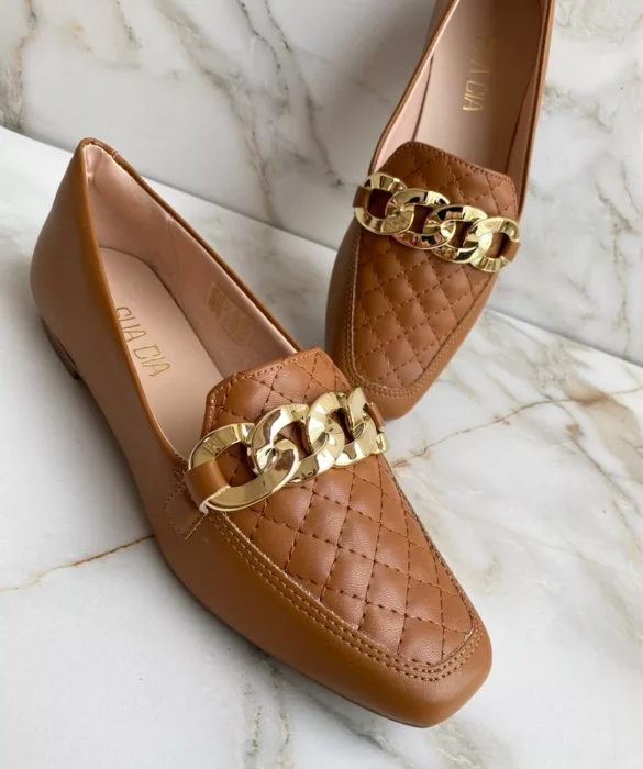 Mocassim Feminino Bico Quadrado Caramelo com Detalhe Dourado - Fernanda Ramos Store