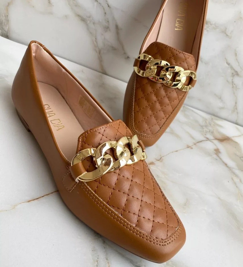 Mocassim Feminino Bico Quadrado Caramelo com Detalhe Dourado - Fernanda Ramos Store
