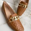 Mocassim Feminino Bico Quadrado Caramelo com Detalhe Dourado - Fernanda Ramos Store