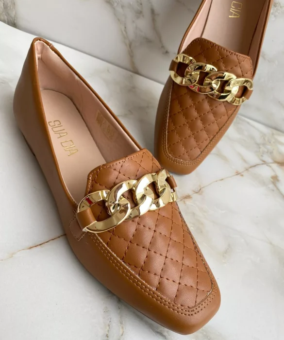 Mocassim Feminino Bico Quadrado Caramelo com Detalhe Dourado - Fernanda Ramos Store