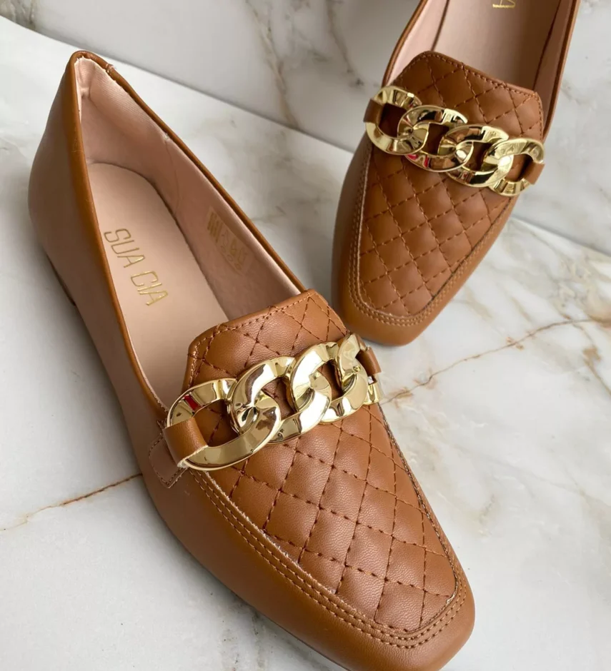 Mocassim Feminino Bico Quadrado Caramelo com Detalhe Dourado - Fernanda Ramos Store