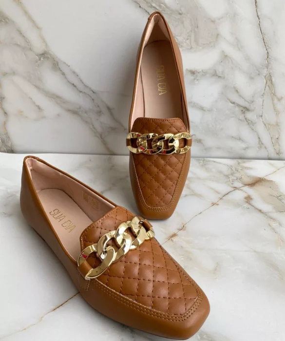 Mocassim Feminino Bico Quadrado Caramelo com Detalhe Dourado - Fernanda Ramos Store