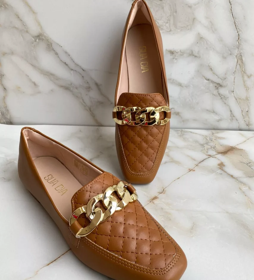 Mocassim Feminino Bico Quadrado Caramelo com Detalhe Dourado - Fernanda Ramos Store