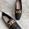 Mocassim Feminino Bico Quadrado Preto com Detalhe Dourado - Fernanda Ramos Store