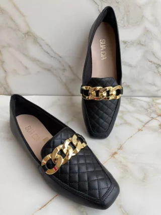 Mocassim Feminino Bico Quadrado Preto com Detalhe Dourado - Fernanda Ramos Store