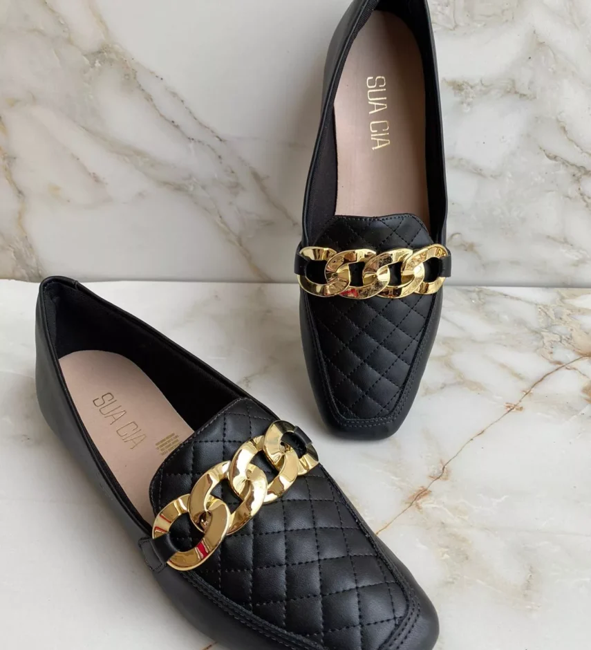 Mocassim Feminino Bico Quadrado Preto com Detalhe Dourado - Fernanda Ramos Store