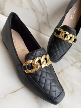 Mocassim Feminino Bico Quadrado Preto com Detalhe Dourado - Fernanda Ramos Store