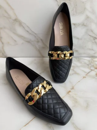 Mocassim Feminino Bico Quadrado Preto com Detalhe Dourado - Fernanda Ramos Store