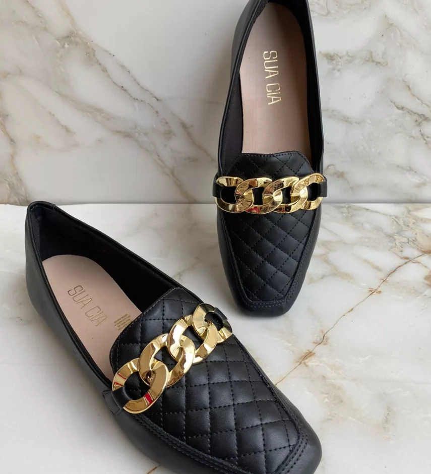Mocassim Feminino Bico Quadrado Preto com Detalhe Dourado - Fernanda Ramos Store