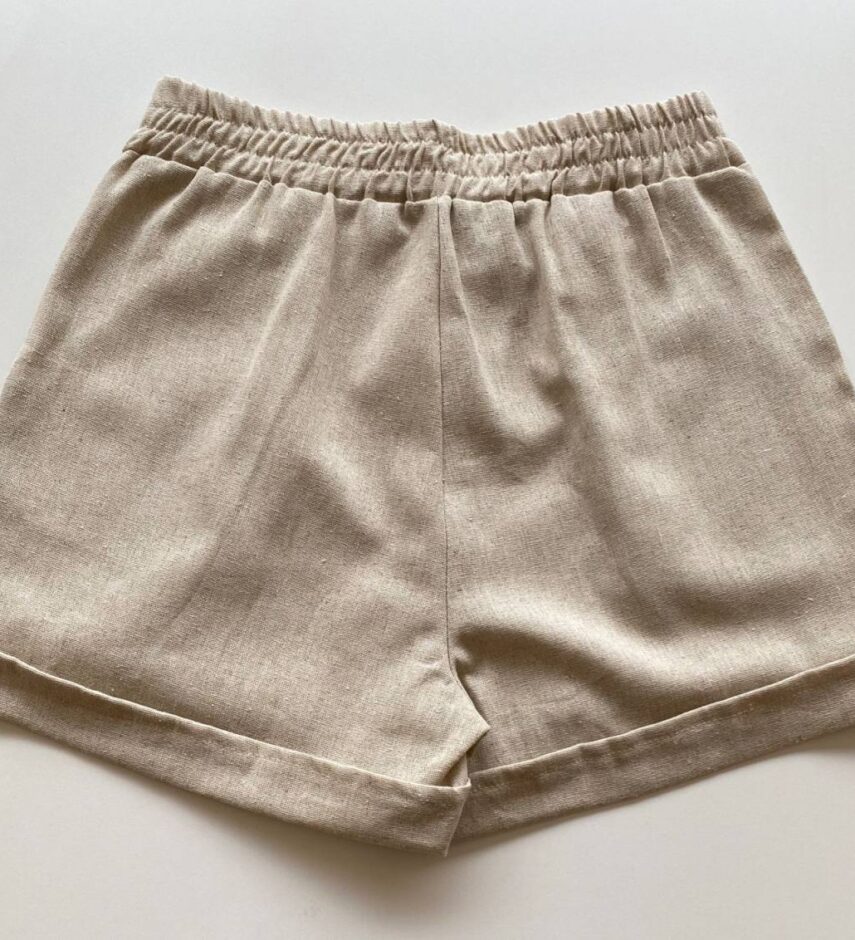 Short Feminino Viscolinho com Bolsos e Botão Cru - Fernanda Ramos Store