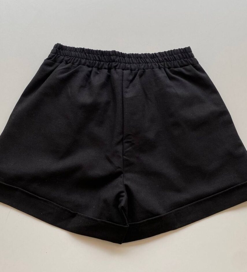 Short Feminino Viscolinho com Bolsos e Botão Preto - Fernanda Ramos Store