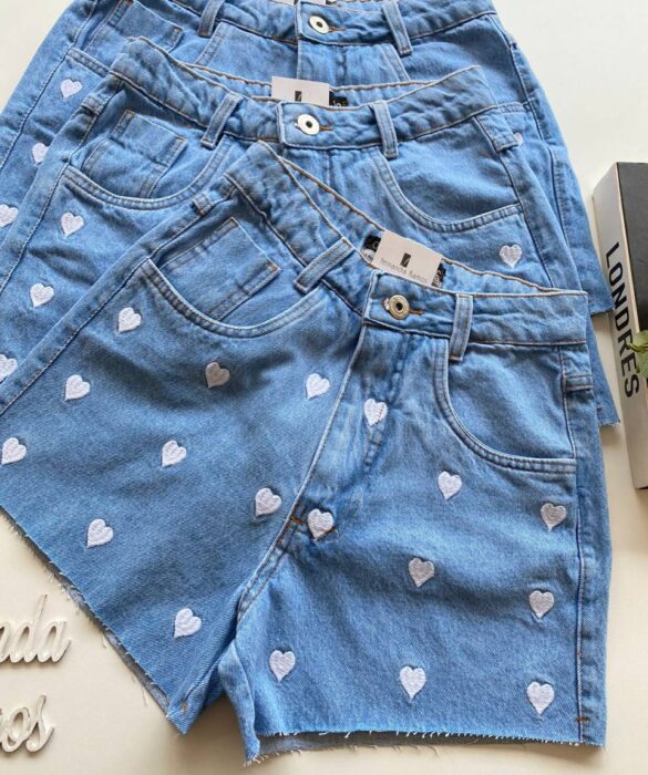 Short Jeans Feminino com Detalhe Bordado de Coração - Fernanda Ramos Store