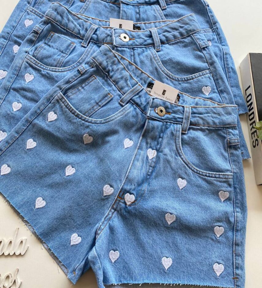 Short Jeans Feminino com Detalhe Bordado de Coração - Fernanda Ramos Store