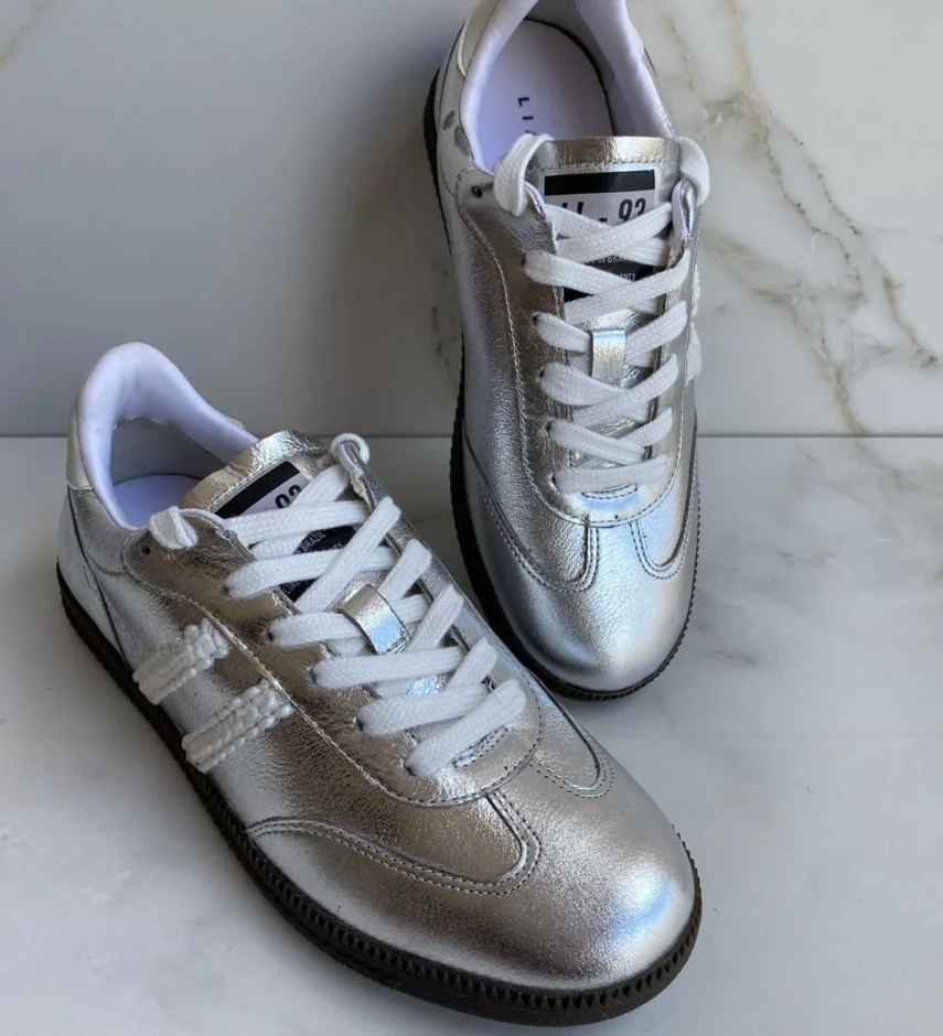 Tênis Feminino Couro Metalizado Prata com Detalhe Branco - Fernanda Ramos Store