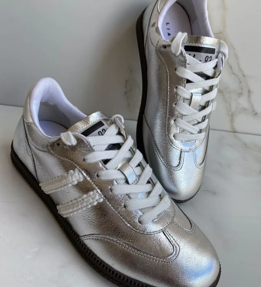 Tênis Feminino Couro Metalizado Prata com Detalhe Branco - Fernanda Ramos Store