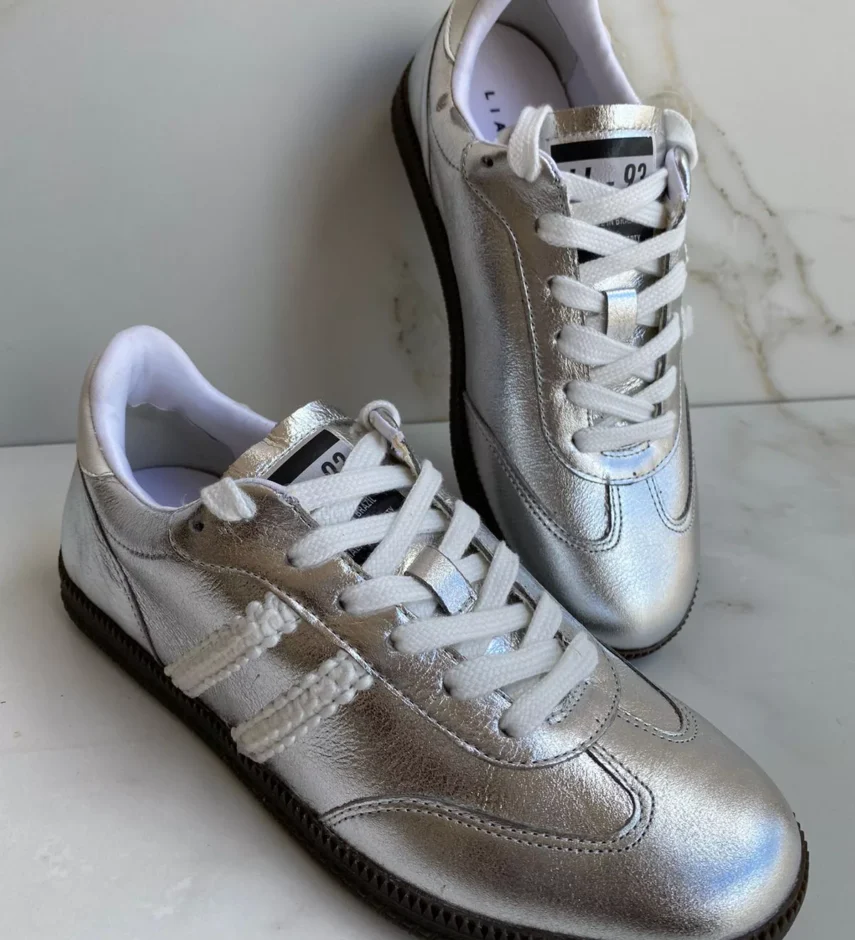 Tênis Feminino Couro Metalizado Prata com Detalhe Branco - Fernanda Ramos Store