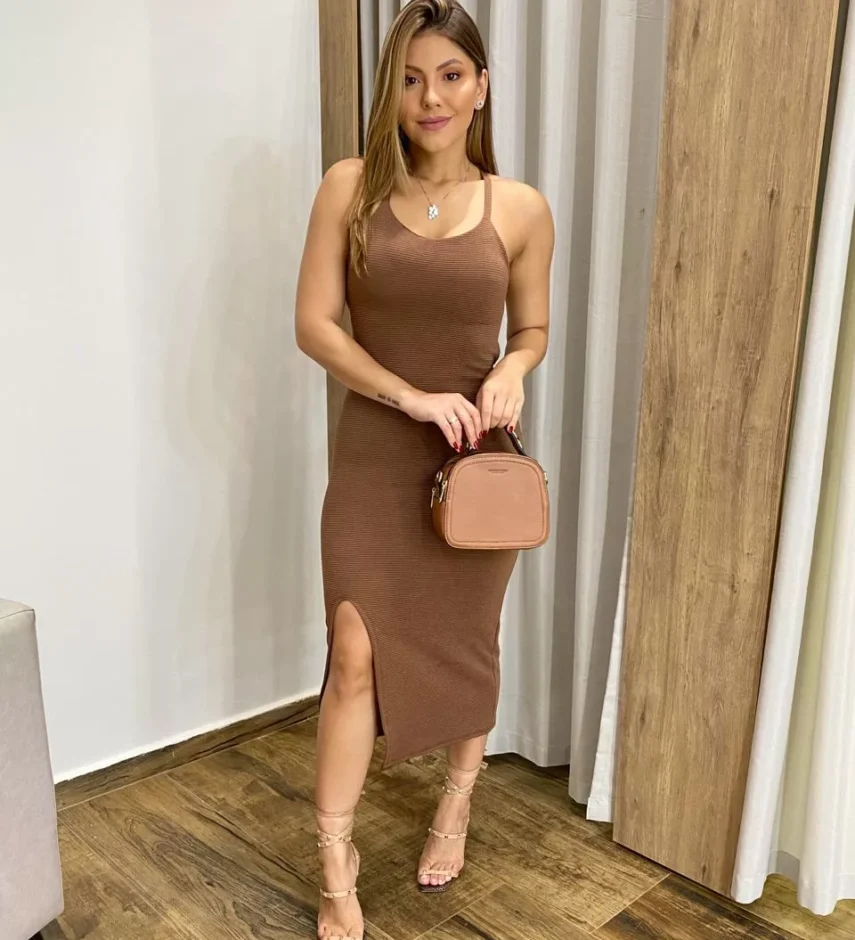 Vestido Midi Ana com Bojo e Fenda Canelado Marrom - Fernanda Ramos Store