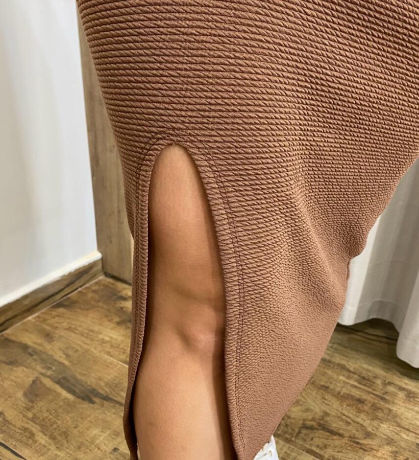 Vestido Midi Ana com Bojo e Fenda Canelado Marrom - Fernanda Ramos Store