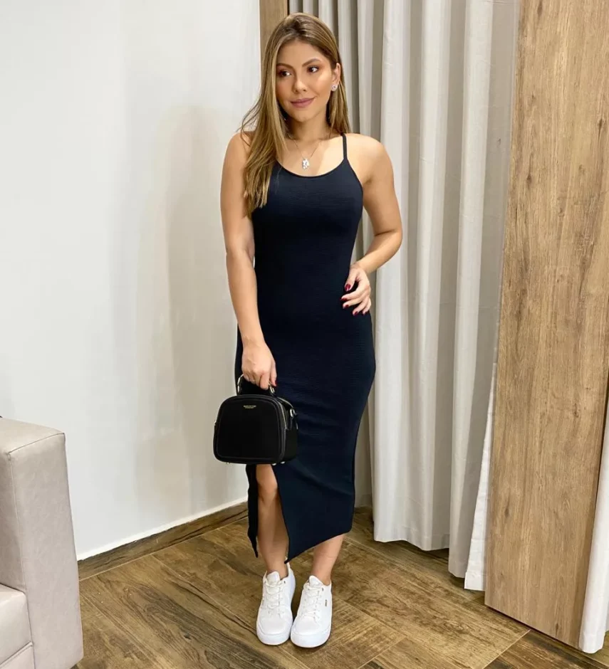 Vestido Midi Ana com Bojo e Fenda Canelado Preto - Fernanda Ramos Store