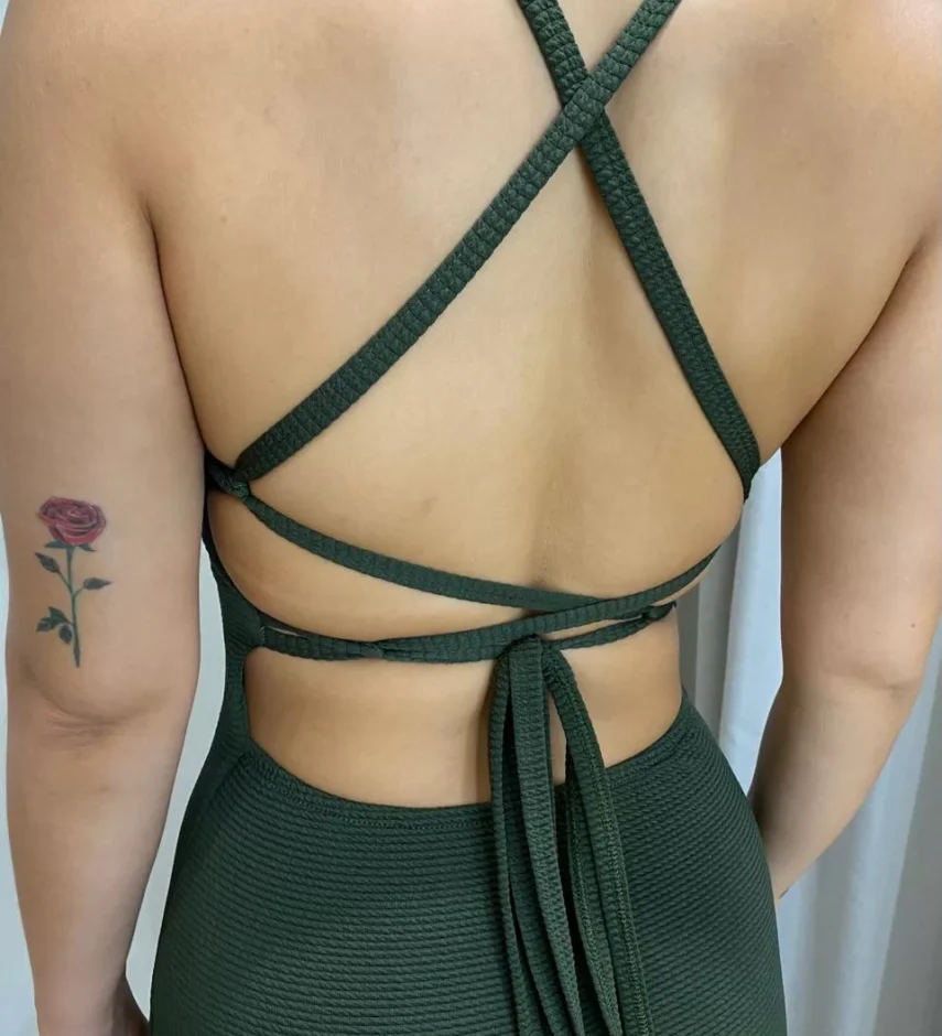 Vestido Midi Ana com Bojo e Fenda Canelado Verde Militar - Fernanda Ramos Store