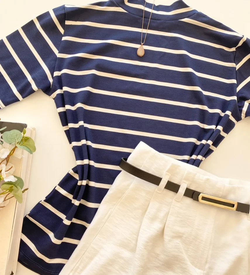 Blusa Manga Curta Feminina Gola Alta Azul Marinho Listrada de Branco - Fernanda Ramos Store