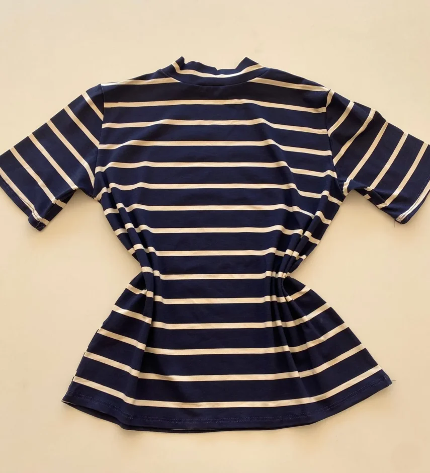 Blusa Manga Curta Feminina Gola Alta Azul Marinho Listrada de Branco - Fernanda Ramos Store