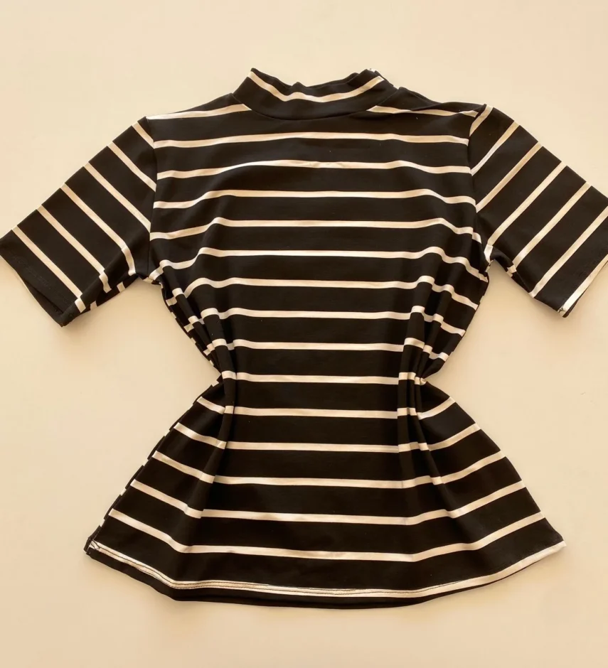Blusa Manga Curta Feminina Gola Alta Listrada de Branco - Fernanda Ramos Store