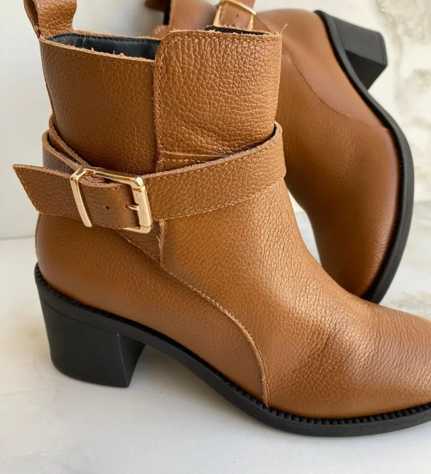 Bota Feminina Couro Cano Curto com Detalhe de Fivela Caramelo - Fernanda Ramos Store
