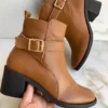 Bota Feminina Couro Cano Curto com Detalhe de Fivela Caramelo - Fernanda Ramos Store