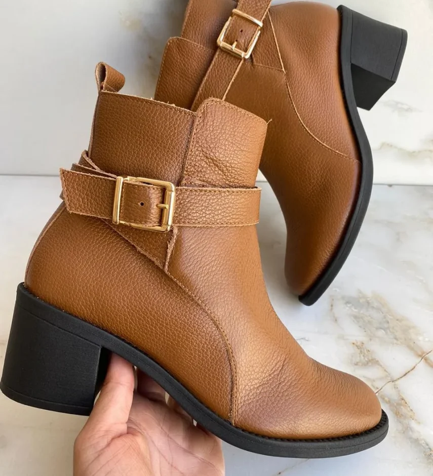 Bota Feminina Couro Cano Curto com Detalhe de Fivela Caramelo - Fernanda Ramos Store