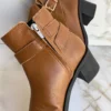 Bota Feminina Couro Cano Curto com Detalhe de Fivela Caramelo - Fernanda Ramos Store