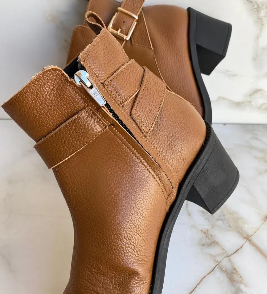 Bota Feminina Couro Cano Curto com Detalhe de Fivela Caramelo - Fernanda Ramos Store