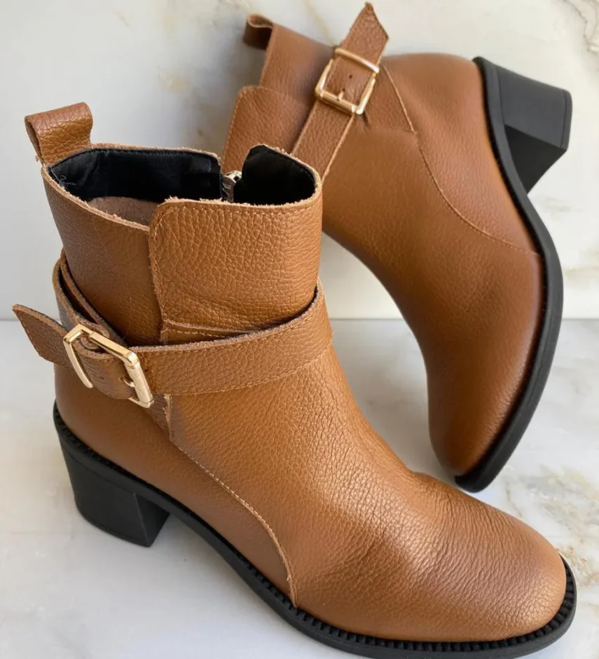 Bota Feminina Couro Cano Curto com Detalhe de Fivela Caramelo - Fernanda Ramos Store